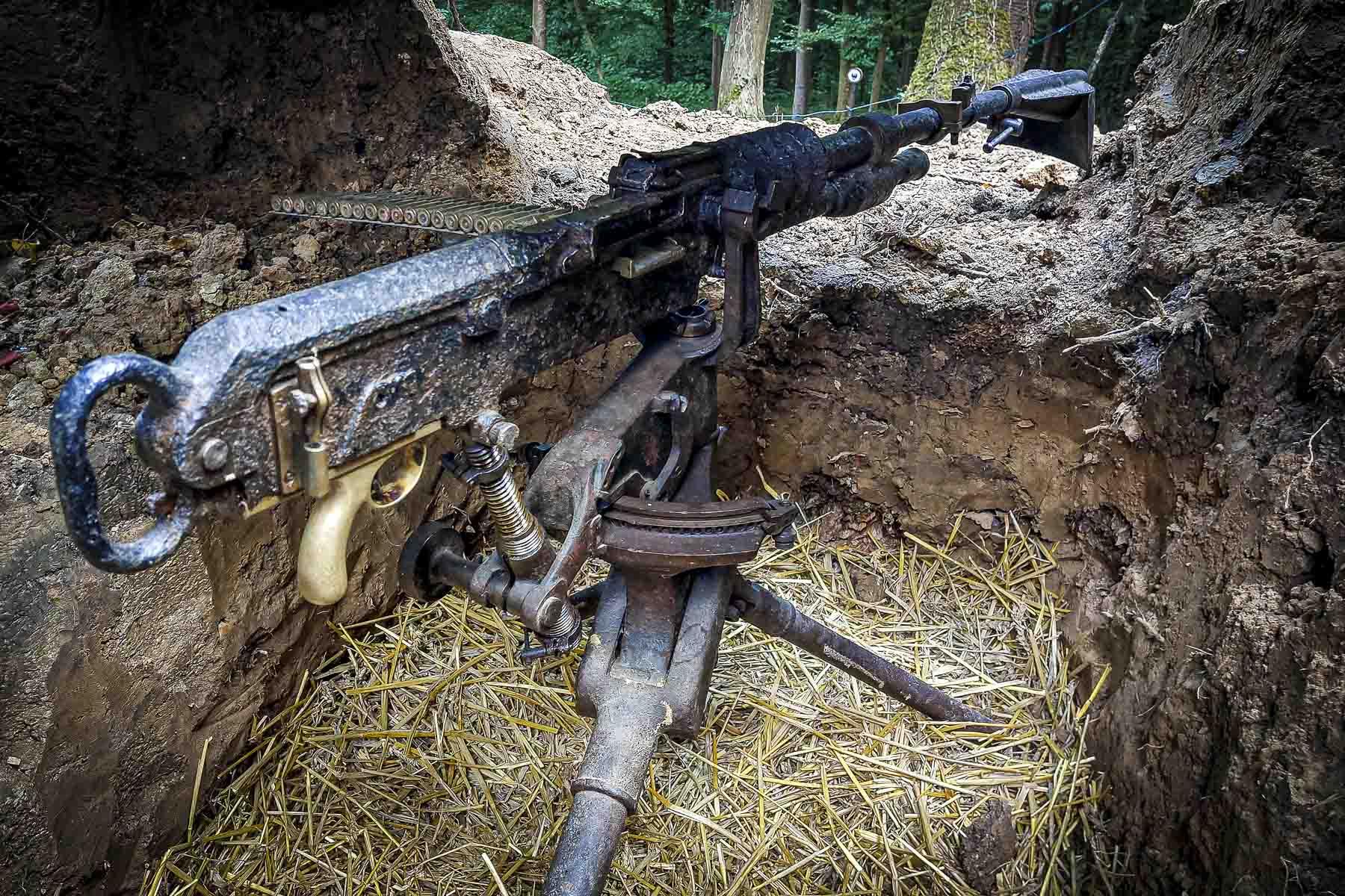 Mitrailleuse française prête au tir.